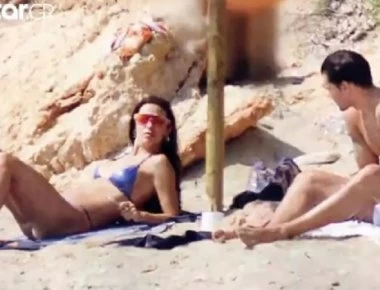 Με... μικροσκοπικό μπικίνι και με τον Μποτία στην παραλία η Φουρέιρα (βίντεο)